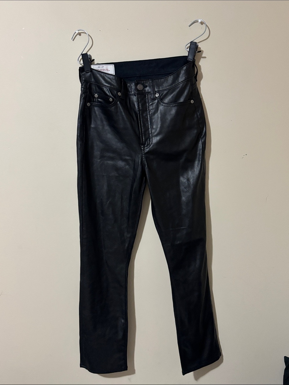 ✨✨🔥3/20 on Jeans!!!🔥✨✨

🖤🗝️GAP Women's Black Straight Leg Faux Leather Jeans 🗝️🖤